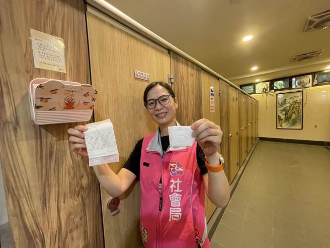 桃园市府携手在地6大宫庙推广女性月经平权，并在女厕设置卫生棉贴心盒。（吕筱蝉摄）