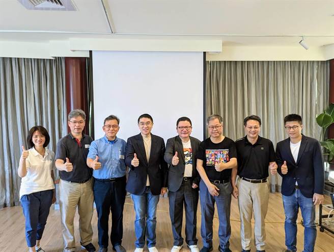 基隆市长谢国梁（左4）、基隆市秘书长方定安（左5）共同出席政大「社会创新实作课程」。（张志康摄）