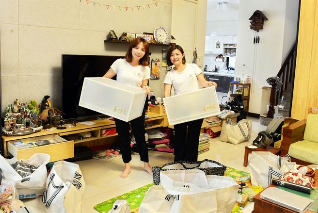 谢佳静（左）从科技业转职，担任空间收纳师，成功开启事业第二春。（林和生摄）