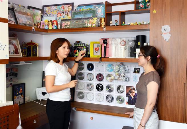 空间收纳师谢佳静（左）协助屋主透过收纳整理，重新展开生活。（林和生摄）