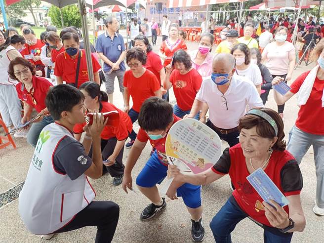 云林家扶大专生带领长辈们一起做健康操。（周丽兰摄）