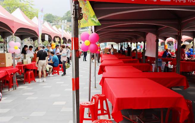 春产减产，得奖茶农的茶很快就卖光，导致今天阿里山高山茶春季优良茶颁奖典礼暨展售促销会，出摊比例创新低。（吕妍庭摄）