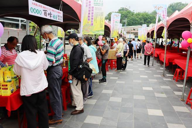 虽出摊比例低，仍有不少民眾一早就到现场买茶，有设摊的摊位买气显得强强滚。（吕妍庭摄）