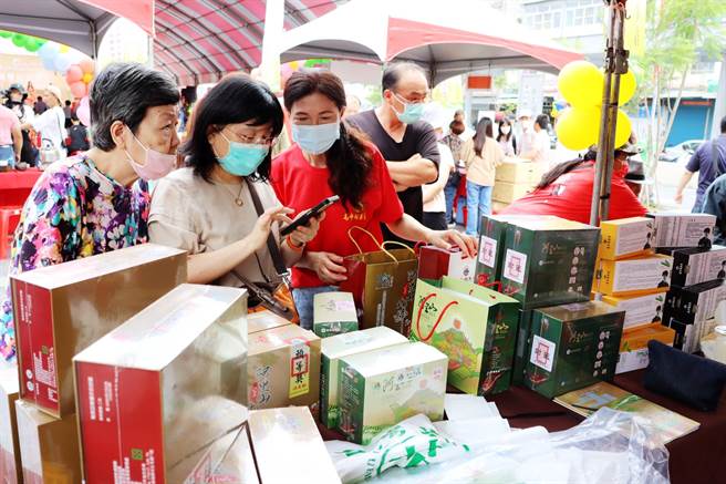 虽出摊比例低，仍有不少民眾一早就到现场买茶，有设摊的摊位买气显得强强滚。（吕妍庭摄）