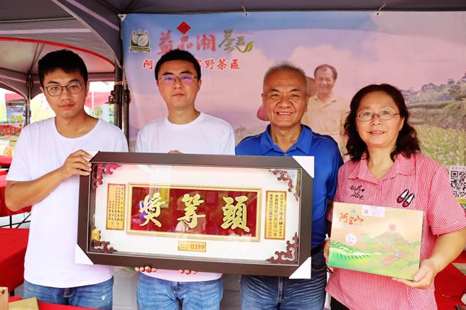 今年得到头等奖的「益品湘茶庄」两代茶农一家今仍坚持到现场摆摊，推广自家茶叶。（吕妍庭摄）