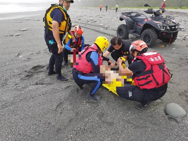 强颱「玛娃」逐渐逼近，东部沿海陆续出现长浪，花莲加湾海滩外海今中午传有学童溺水。（第一二岸巡队提供）