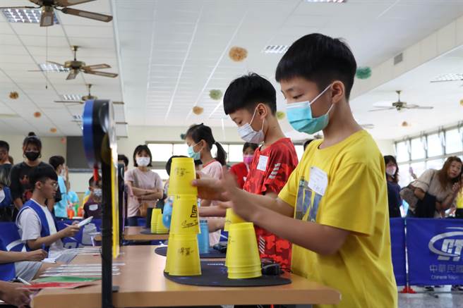 孩子们专注于比赛。（苗栗县政府提供／李京升苗栗传真）