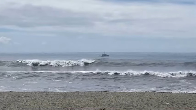 海巡出动大型船艇下水搜救中。（海巡署第一岸巡队提供／吴佩蓉宜兰传真）