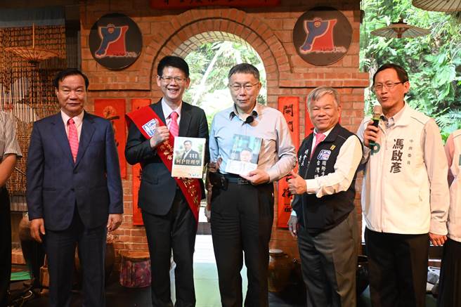 国际生命线台湾总会28日新卸任总会长交接典礼，新上任的总会长陈宗圣（左二），希望扩大培训和招募工作，让更多需要帮助的人获得支持与关怀，民眾党主席柯文哲（中）到场祝贺。（李京升摄）