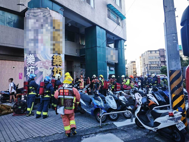 土城卡拉OK今下午发生火警。（民眾提供）