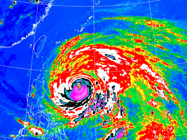 郑明典表示玛娃颱风眼变得模糊，不过北转时仍有增强可能。（翻摄自气象局）