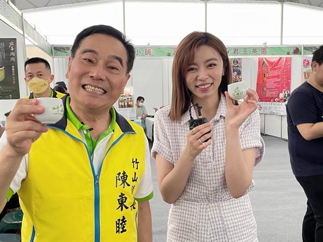 王瞳出席「2023国际茶道节」，和竹山镇长陈东睦一起直播开箱。（民视提供）