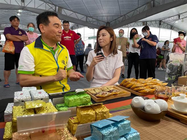 王瞳出席「2023国际茶道节」，和竹山镇长陈东睦一起品茶。（民视提供）