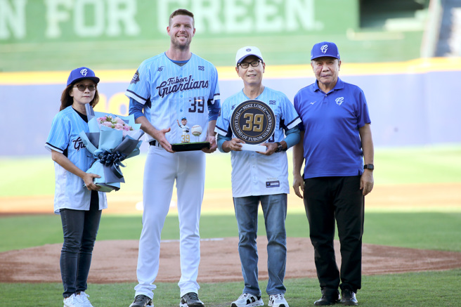 富邦悍将球团为罗力（左二）举行背号纪念展示装置揭幕仪式。（郑任南摄）