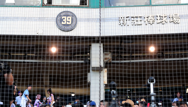 富邦悍将球团为罗力举行背号纪念展示装置揭幕仪式。（郑任南摄）