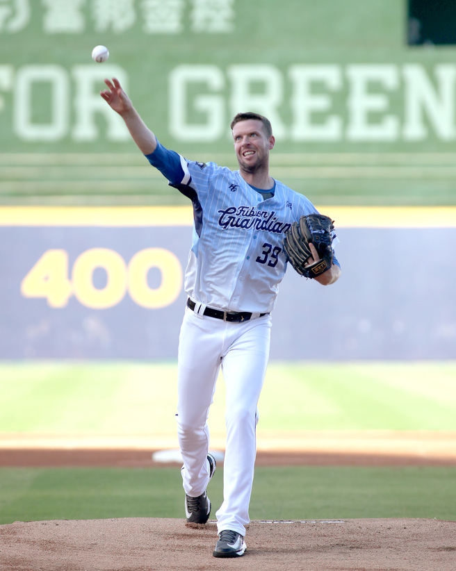 富邦悍将传奇洋投罗力赛前担任开球嘉宾。（郑任南摄）