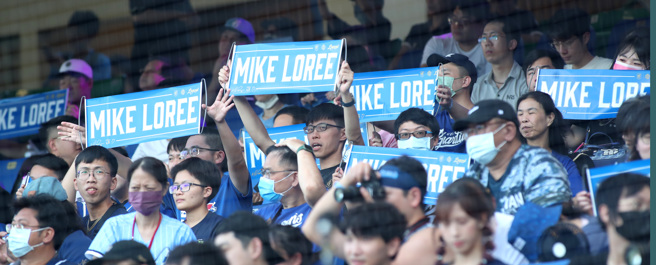 富邦悍将球迷高举罗力的名字布条。（郑任南摄）