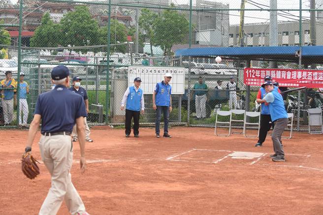 苗栗县长锺东锦等人参与开球。（苗栗县政府提供／李京升苗栗传真）