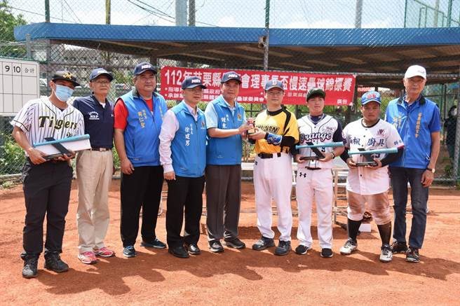 苗栗县长锺东锦颁发表扬获奖选手。（苗栗县政府提供／李京升苗栗传真）