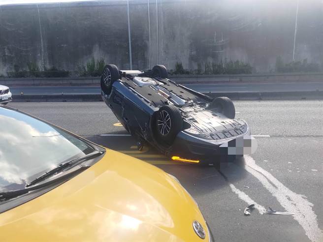 女驾驶恍神撞击路边计程车整辆车侧翻。（翻摄画面）