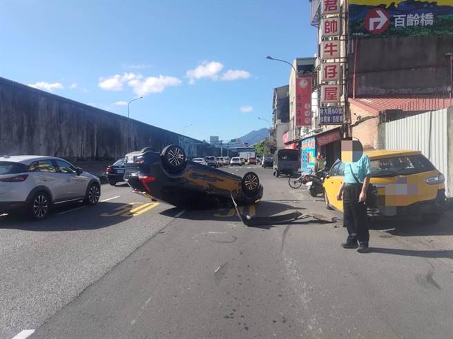 肇事黑色轿车驾驶疑恍神酿祸。（翻摄画面）