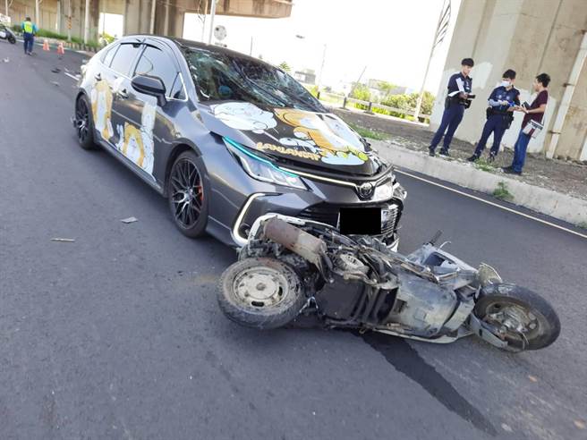 3名少年与轿车发生擦撞。（民眾提供／李京升苗栗传真）