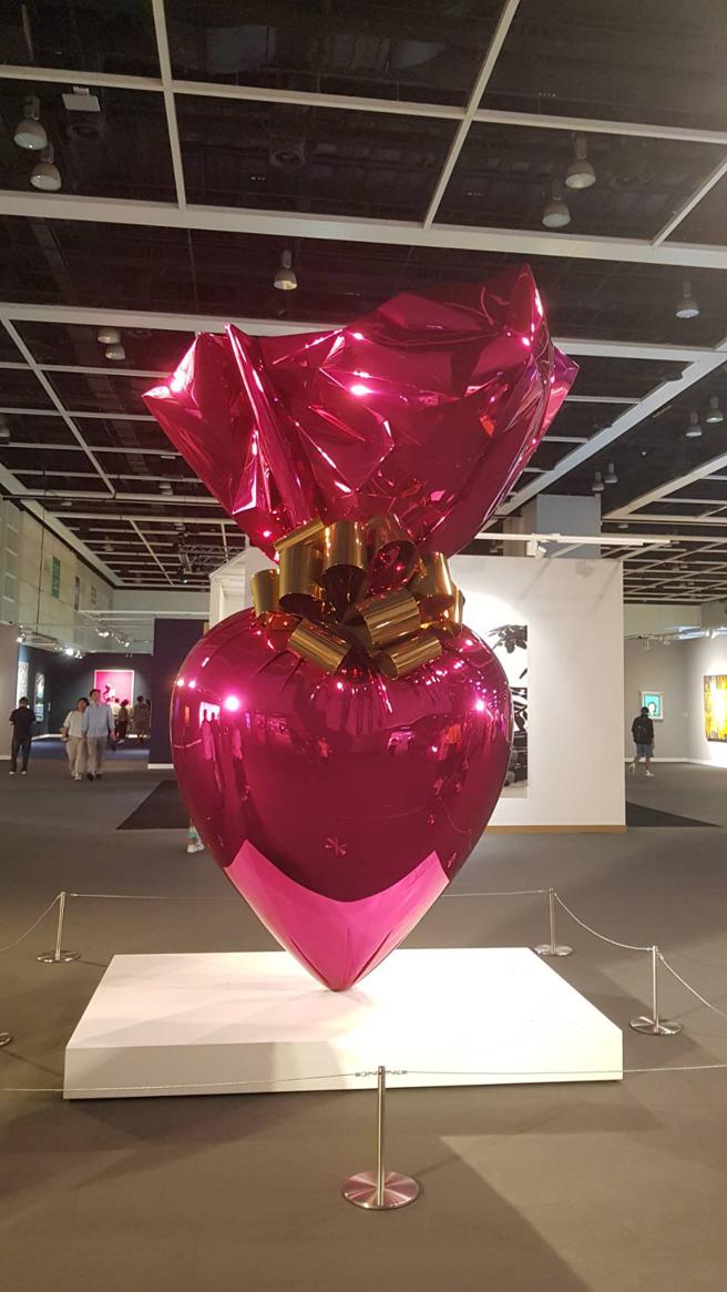 佳士得香港春拍的入口陈列美国艺术家杰夫昆斯的巨型粉红色不锈钢《圣心》，是会场视觉焦点。（陶福媛摄）