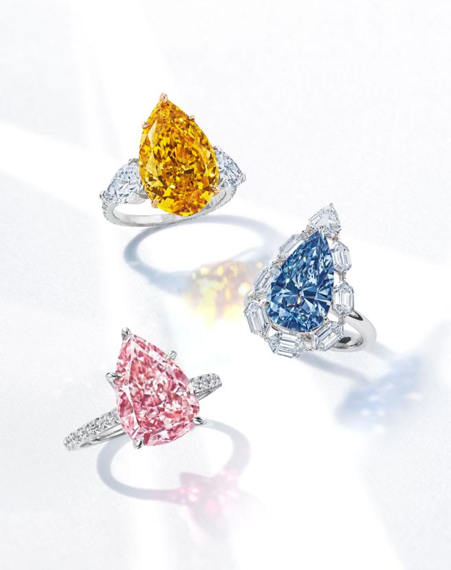 彩钻是珠宝主流，「蓝色星空」（Blue Starlight）4.83克拉艳彩蓝钻戒指、「黄金火焰」（Golden Flame)的8.92克拉梨形黄钻和4.08克粉钻，吸引最多藏家追价力捧。（Christie’s提供）