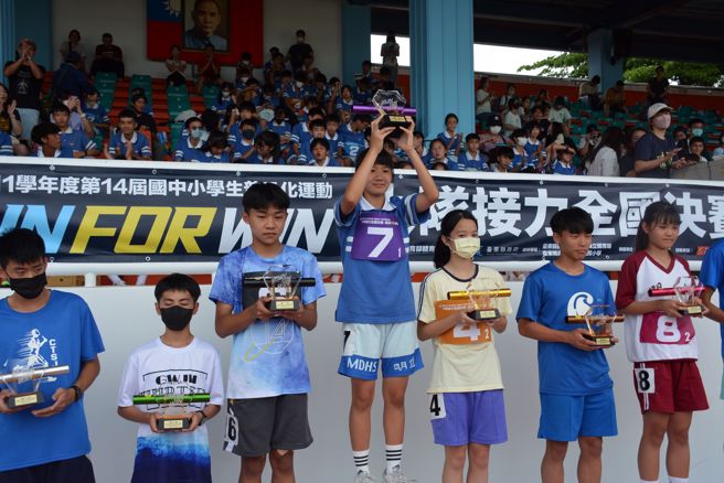 中市明道中学在111学年度第14届普及化运动全国国民中学大队接力全国决赛夺下1金1银，并创下三个年级皆进入决赛的纪录。（台东县政府教育处体育保健科提供）