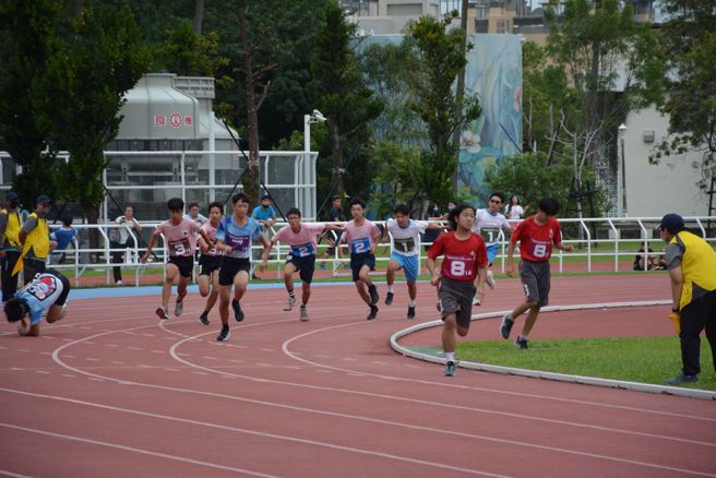 111学年度第14届普及化运动全国国民中学大队接力全国决赛，许多选手展现拚劲。（台东县政府教育处体育保健科提供）