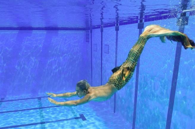 「人鱼表演赛」为台湾首次举行，选手穿上华丽人鱼装，展现优雅的水中舞姿。（台中市府提供／陈淑芬台中传真）