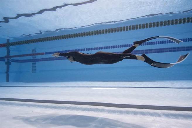 「春季杯暨第一届台湾人鱼表演赛」分为「自由潜水竞赛」与「人鱼表演赛」。（台中市府提供／陈淑芬台中传真）