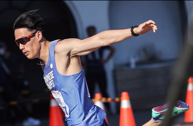 023台湾国际田径公开赛男子200公尺预赛28日下午登场，亚运培训队短跑好手杨俊瀚比赛过程发生失误，虽取得分组第一成绩，却因踩线遭取消资格、无缘决赛。(中央社)