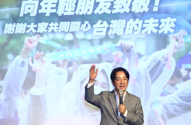 参选2024总统大选的民进党主席赖清德28日出席校园总统马拉松论坛批评在野党营造「票投民进党，青年上战场」的说法，他反问，我们要放弃我们的主权吗？国际的做法是靠力量来取得和平，所以台湾这几年不断强化自己的国力，同时跟民主阵营站在一起，也就是「用备战来达到避战」而求得和平，而不是放弃主权来求得假和平。（邓博仁摄）