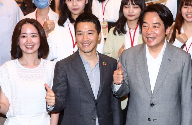 参选2024总统大选的民进党主席赖清德（右）28日出席校园总统马拉松论坛，他批评在野党营造「票投民进党，青年上战场」的说法，他反问，我们要放弃我们的主权吗？国际的做法是靠力量来取得和平，所以台湾这几年不断强化自己的国力，同时跟民主阵营站在一起，也就是「用备战来达到避战」而求得和平，而不是放弃主权来求得假和平。（邓博仁摄）