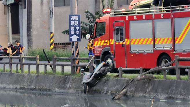 1部机车卡在彰化县员林市员水路二段石笱排水护栏。（民眾提供／孙英哲彰化传真）