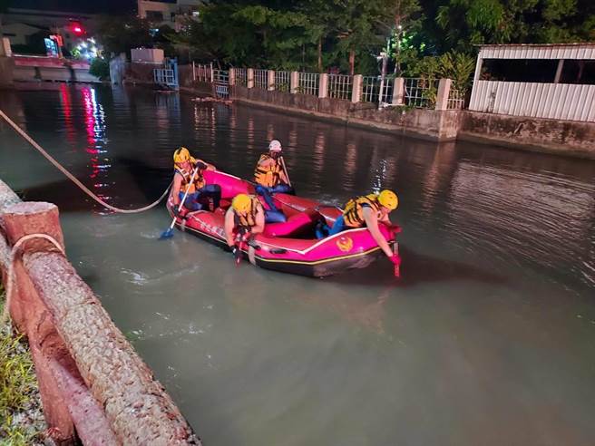 消防人员搭乘气垫船在河面搜救。（民眾提供／孙英哲彰化传真）