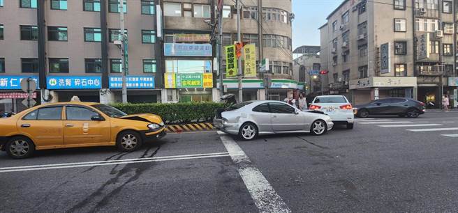 新北市新庄今(28)日下午发生一起3连撞车祸。(黄敬文摄)