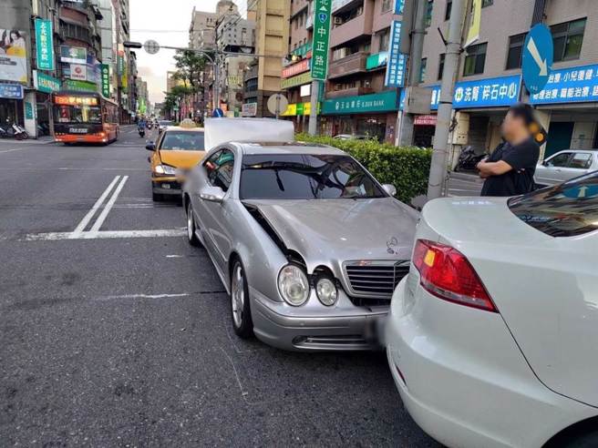 事后由于李男的轿车遭前后撞击，不仅车头、车尾全毁，车上的4名乘客也都有轻微擦挫伤，后续皆送往部立台北医院治疗后已后无大碍。(黄敬文翻摄)