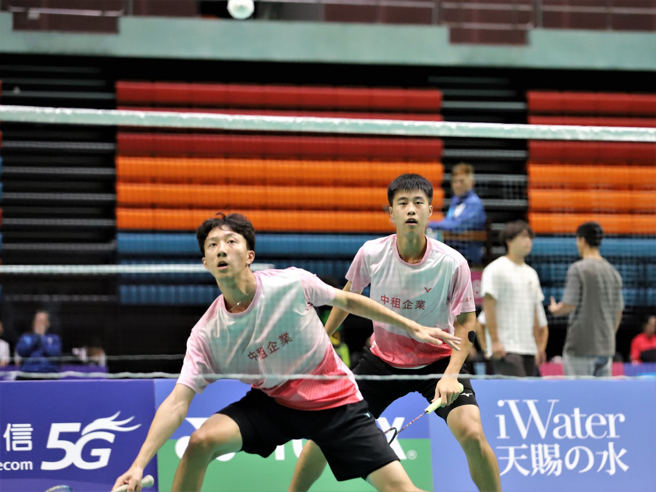 羽球男双组合杨博智／邱子纮力战3局，助中租新丰A在112年全国羽球团体锦标赛乙组男团封王。（中华民国羽球协会提供）