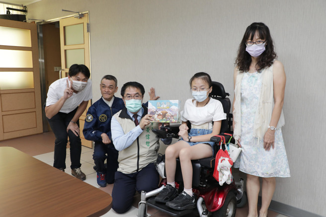 贤北国小王沐晴同学一岁时诊断出脊髓性肌肉萎缩症(俗称渐冻症)，无法站立需以轮椅代步。(戴志扬翻摄)