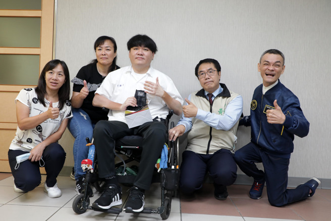 北门农工的陈柏元18岁时因车祸造成颈髓损伤瘫痪，在去年全国身心障碍国民运动会，赢得肢障男子组铅球、标枪、铁饼等3项F52级银牌。(戴志扬翻摄)