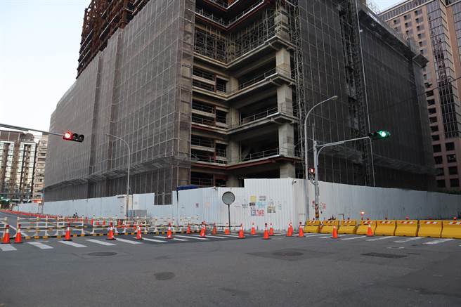 丰采520建案发生邻近道路坍塌事件，目前邻近道路已封闭无法通行。（邱立雅摄）