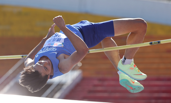 傅兆玄在成都世大運田徑男子跳高以2公尺20奪銀。（資料照／大會提供）