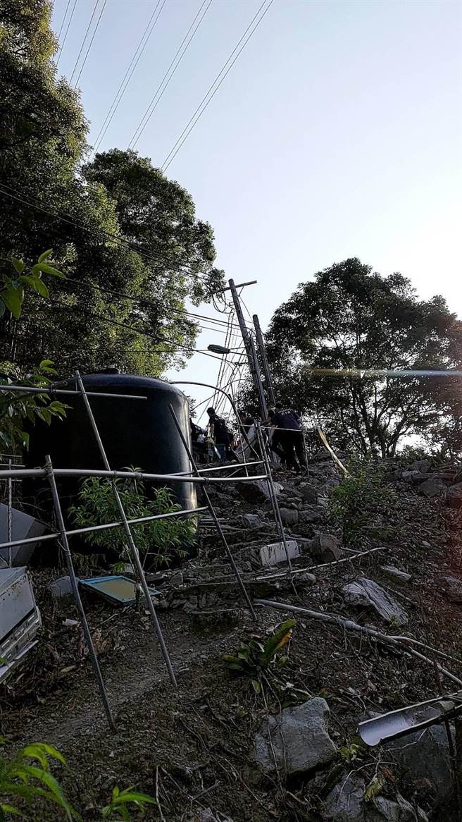 台中71岁独居江姓老翁倒头栽卡在和平谷关1处果园下方铁网，28日下午被发现时已身亡，警方获报后立即封锁现场并採证，目前已报请检察官相验。（民眾提供／潘虹恩台中传真）