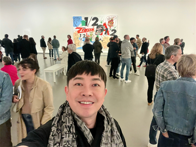 李明川看了许多展览，更添文艺气息。（经纪人提供）