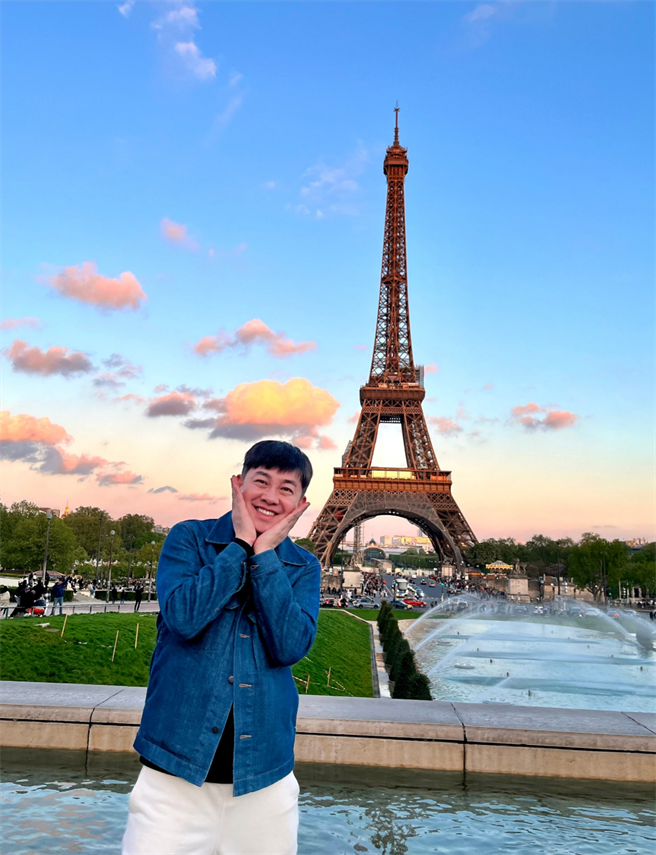 行动力十足的李明川，说走就走到法国旅游。（经纪人提供）