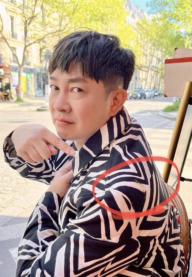 法国的意外礼物「鸟屎」，让李明川哭笑不得。（摘自脸书）