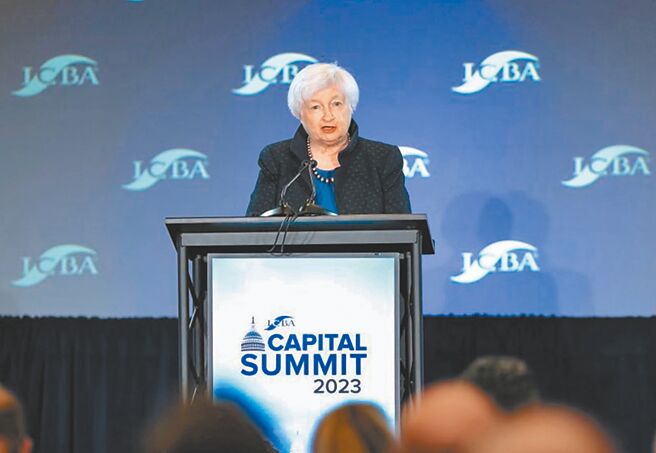 美国财政部长叶伦，将之前预期6月1日可能违约的期限更新至6月5日。图为日前在美国独立社区银行家 2023 年资本峰会上谈到国会解决债务上限问题的迫切需要。（摘自叶伦推特）