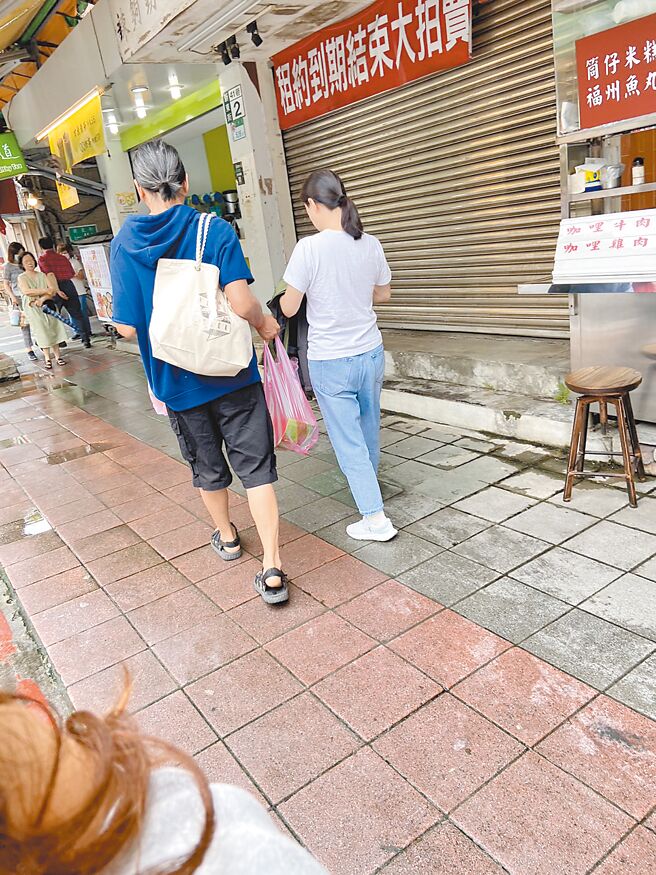 曾宝仪牵手情郎逛市场-雨霖铃_词牌名